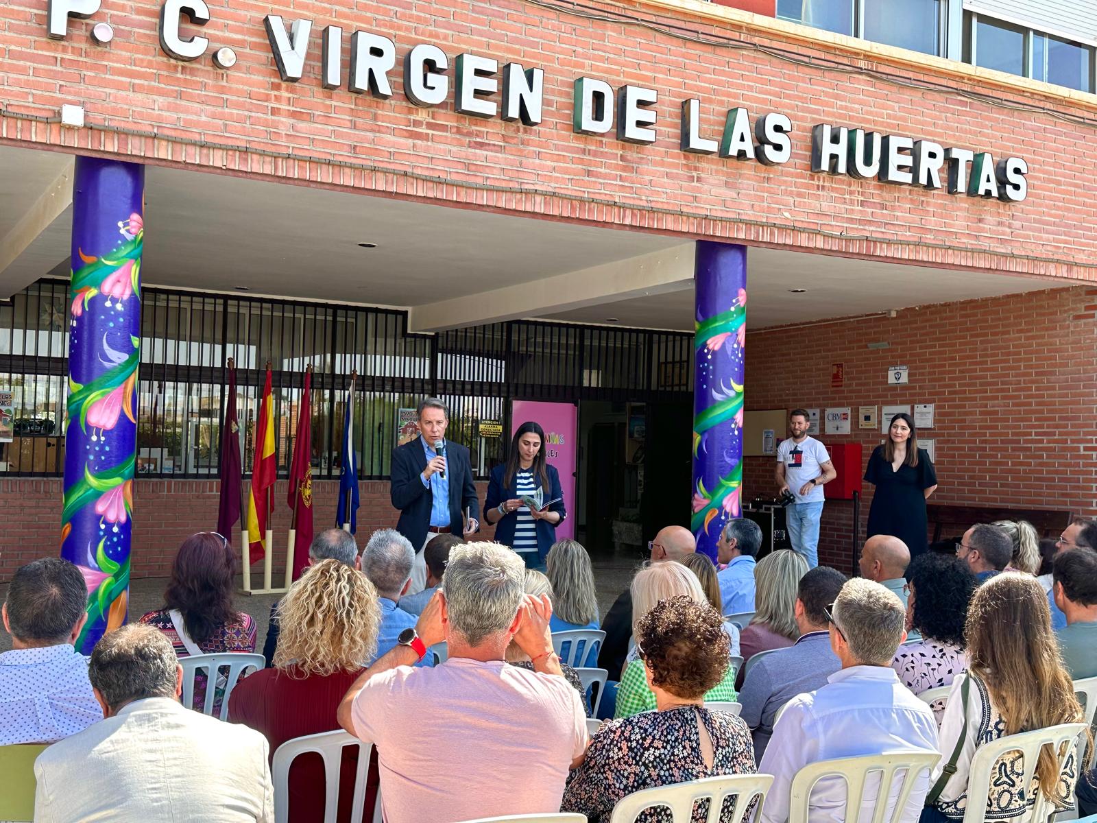 La consejera Sara Rubira junto al alcalde de Lorca, Fulgencio Gil, en la presentación del comic sobre ganadería que se distribuirá entre escolares de Lorca.