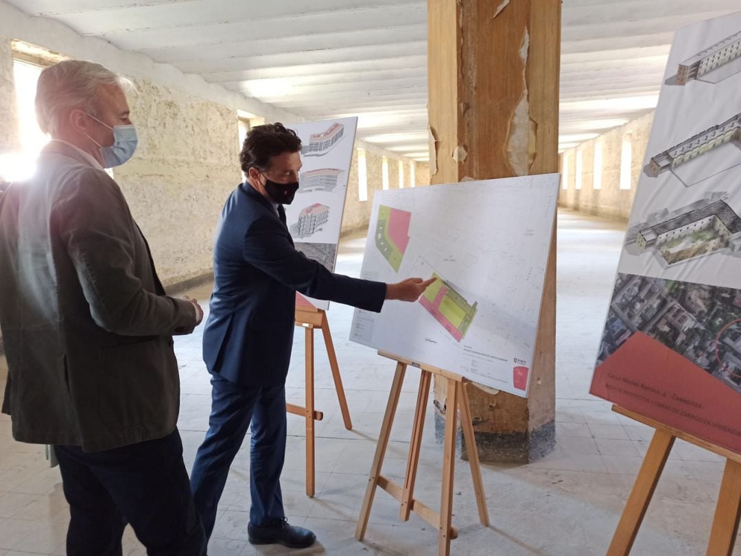 El alcalde de Zaragoza, Jorge Azcón, y el gerente de Zaragoza Vivienda, Ruiz de Temiño