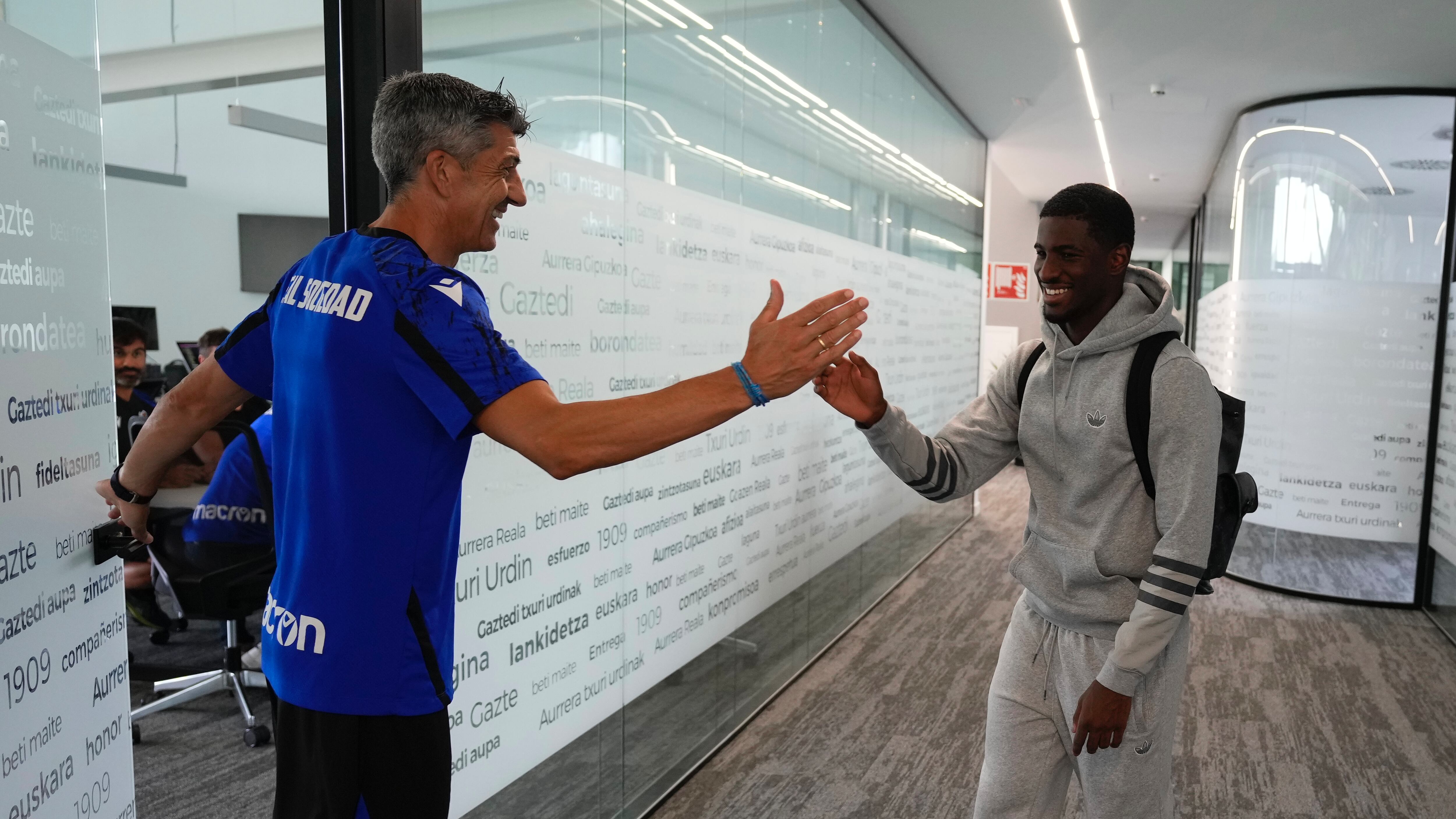 Ali Cho saluda a Imanol en Zubieta