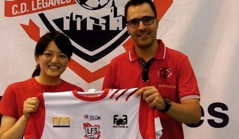 La japonesa Saki posa con su nueva camiseta