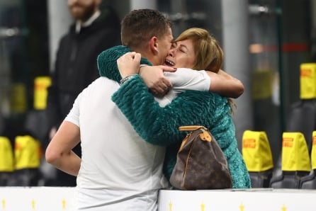 Sebastiano Esposito se abraza a su madre tras el partido