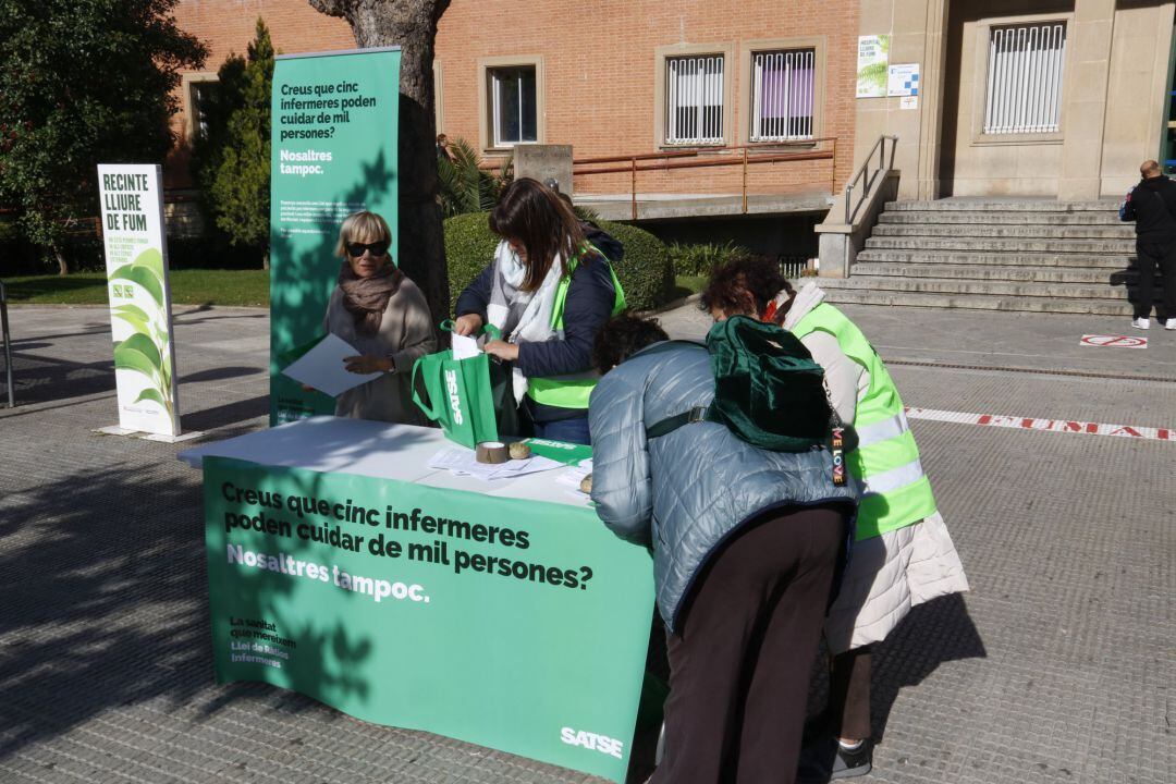 Pla obert de la parada de recollida de signatures que ha instal·lat el sindicat SATSE per impulsar una ILP sobre el nombre d'infermeres per cada 1.000 habitants al davant de l'Hospital Trueta el 7 de novembre de 2018 (Horitzontal)