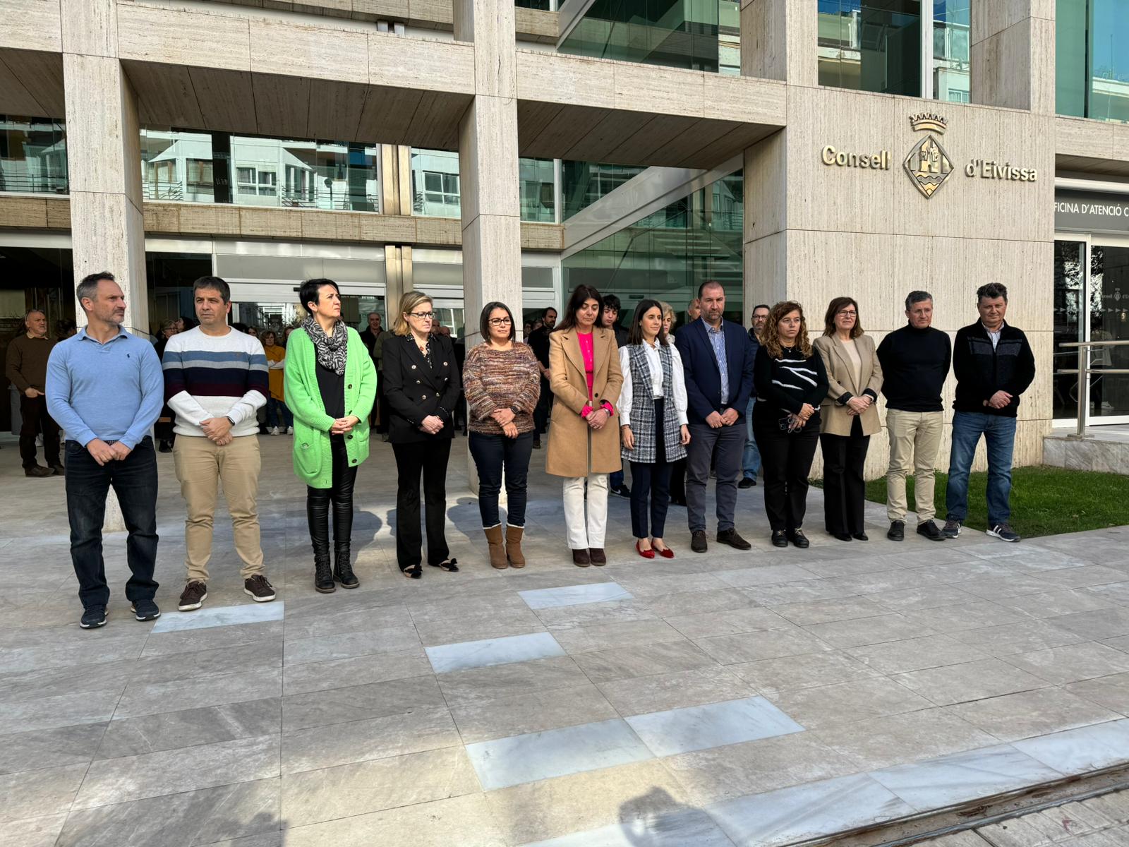 Minuto de silencio en el Consell de Ibiza