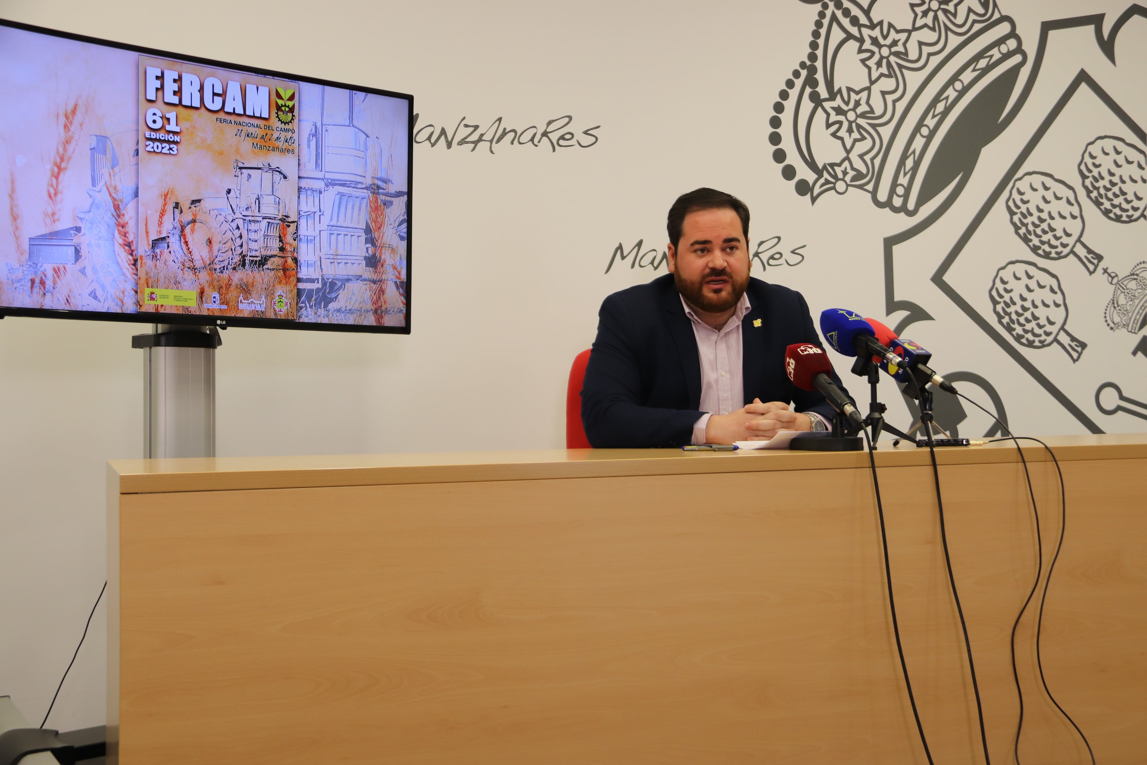 Pablo Camacho, concejal de Ferias Comerciales, presentando el cartel de la 61ª edición de FERCAM