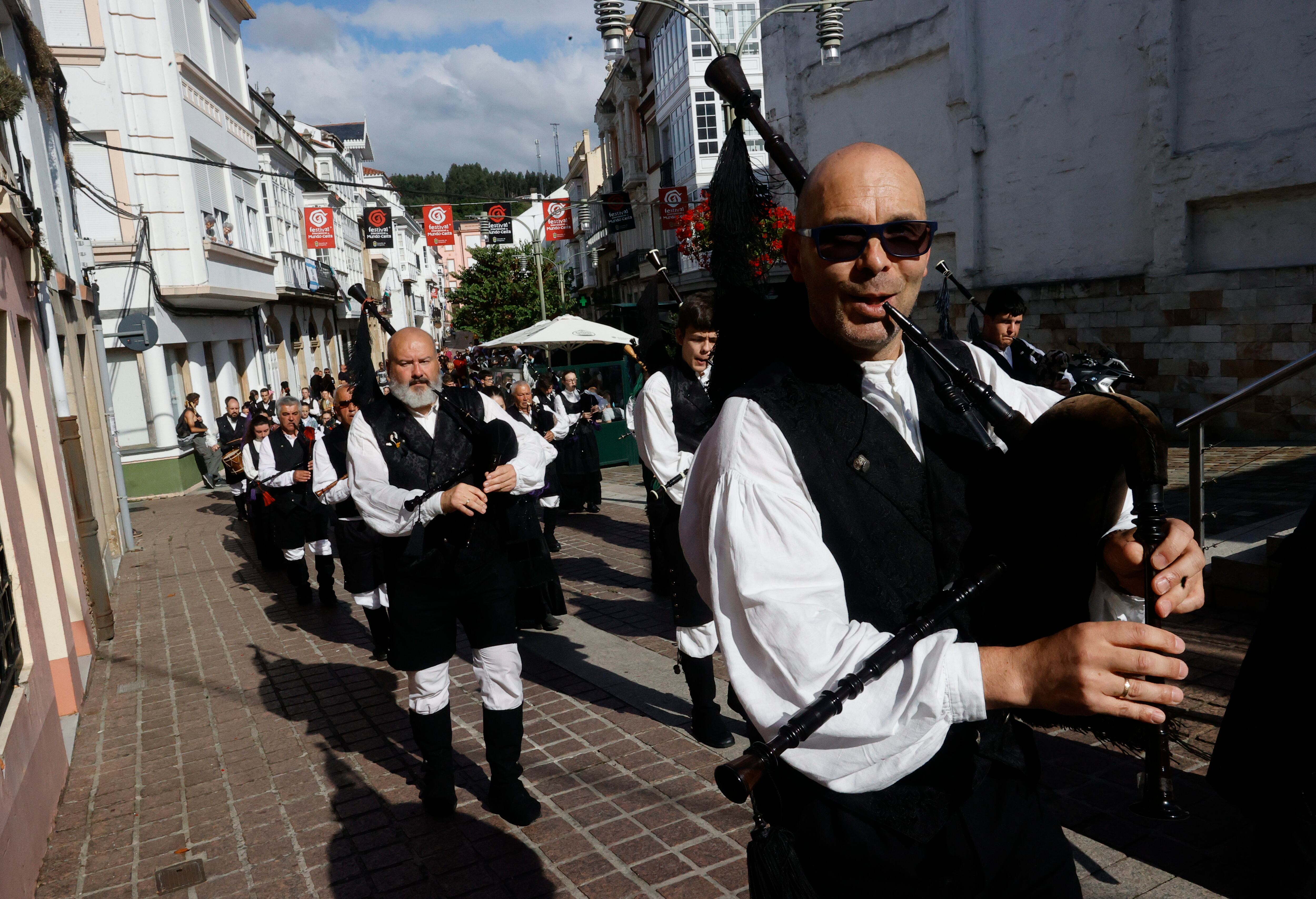 ORTIGUEIRA, 12/07/2023.- Un grupo de gaiteiros este miércoles en el Festival Internacional do Mundo Celta de Ortigueira. EFE/ Kiko Delgado.