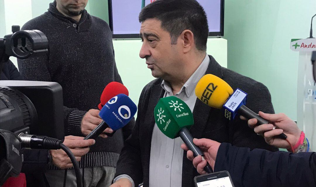 El secretario provincial de los socialistas, Francisco Reyes, atiende a los medios antes de la reunión de la ejecutiva provincial.