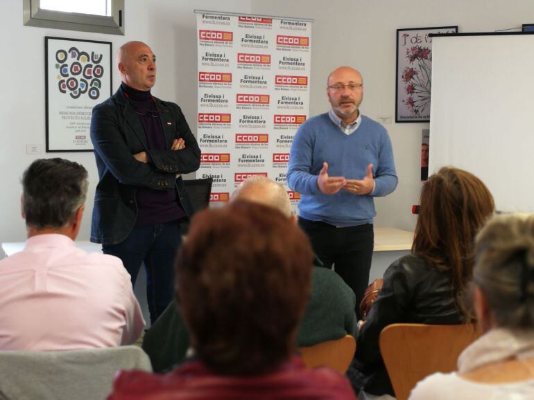 El secretario general de Comisiones Obreras, José Luis García (dcha.) junto a Felipe Zarco (izq).