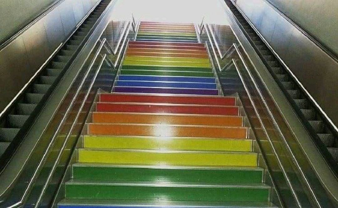 Imagen de archivo de las escaleras con los colores del colectivo LGTBI en la estación de Luceros del TRAM