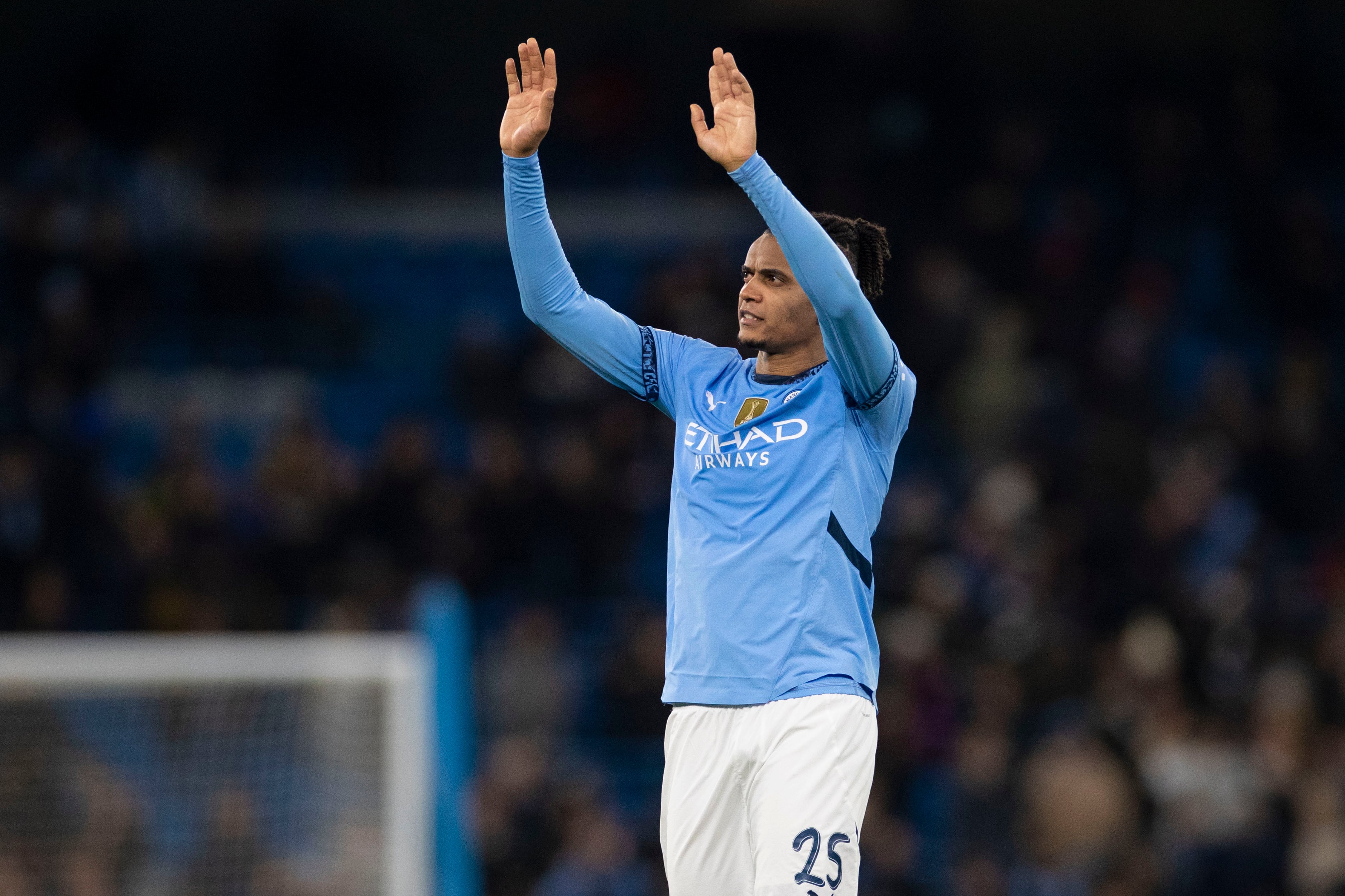 Manuel Akanji saluda a la afición del Manchester City en su último partido de Champions