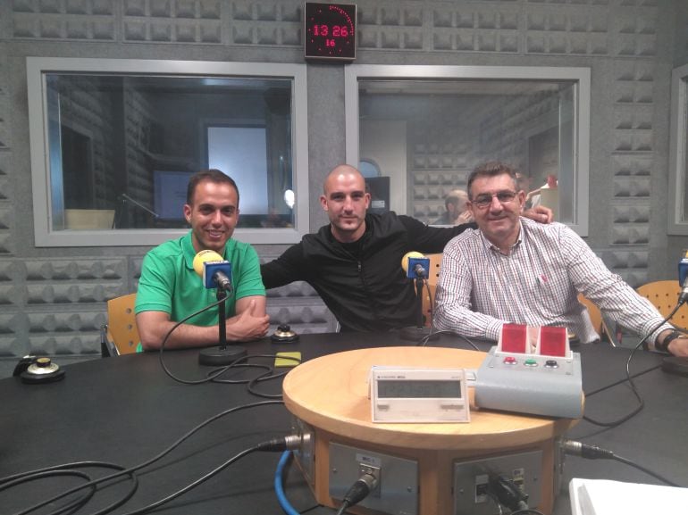 Borja Jiménez, Pedro García y Julio Vázquez en los estudios de Radio Vigo