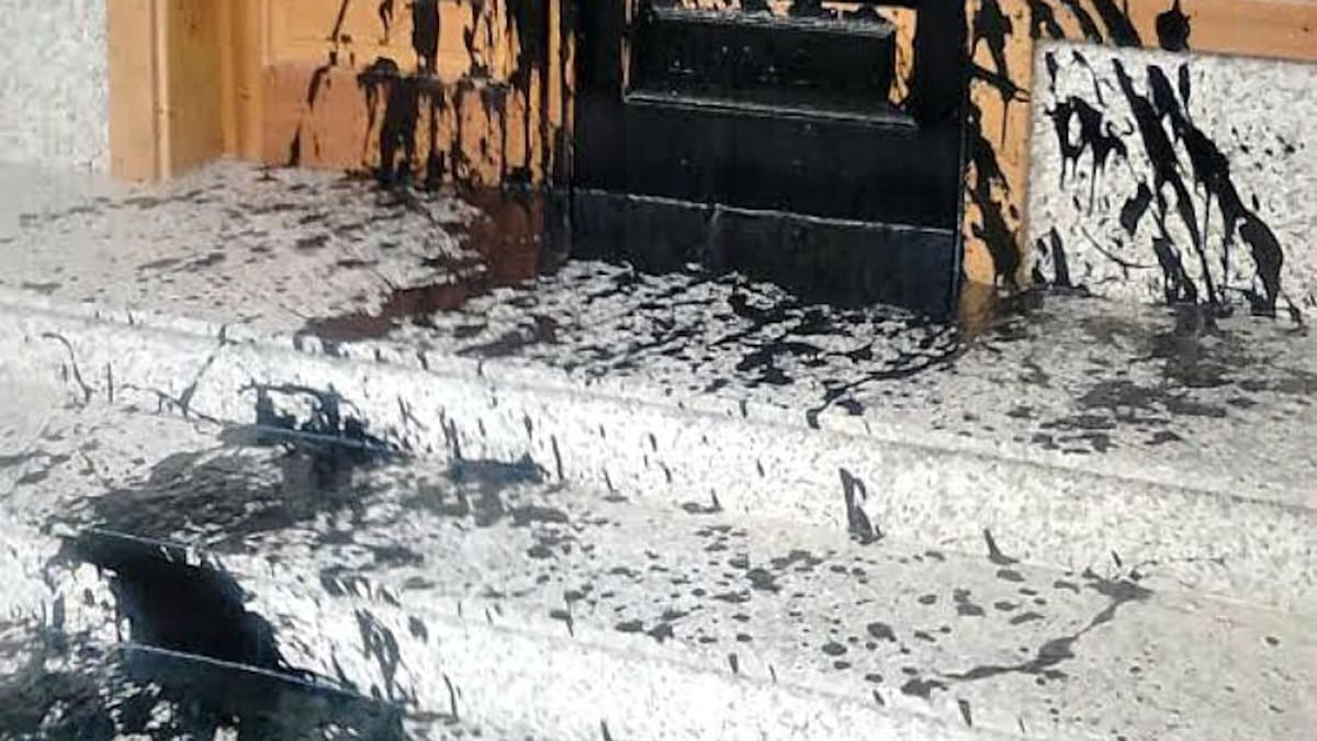 La sede del PP de Lanzarote amanece de nuevo manchada de negro