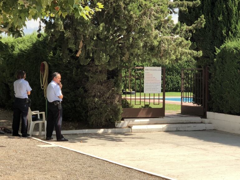 Els fets han tingut lloc a la piscina del club de tennis de Les Borges. A la foto, dos mossos, a la porta.