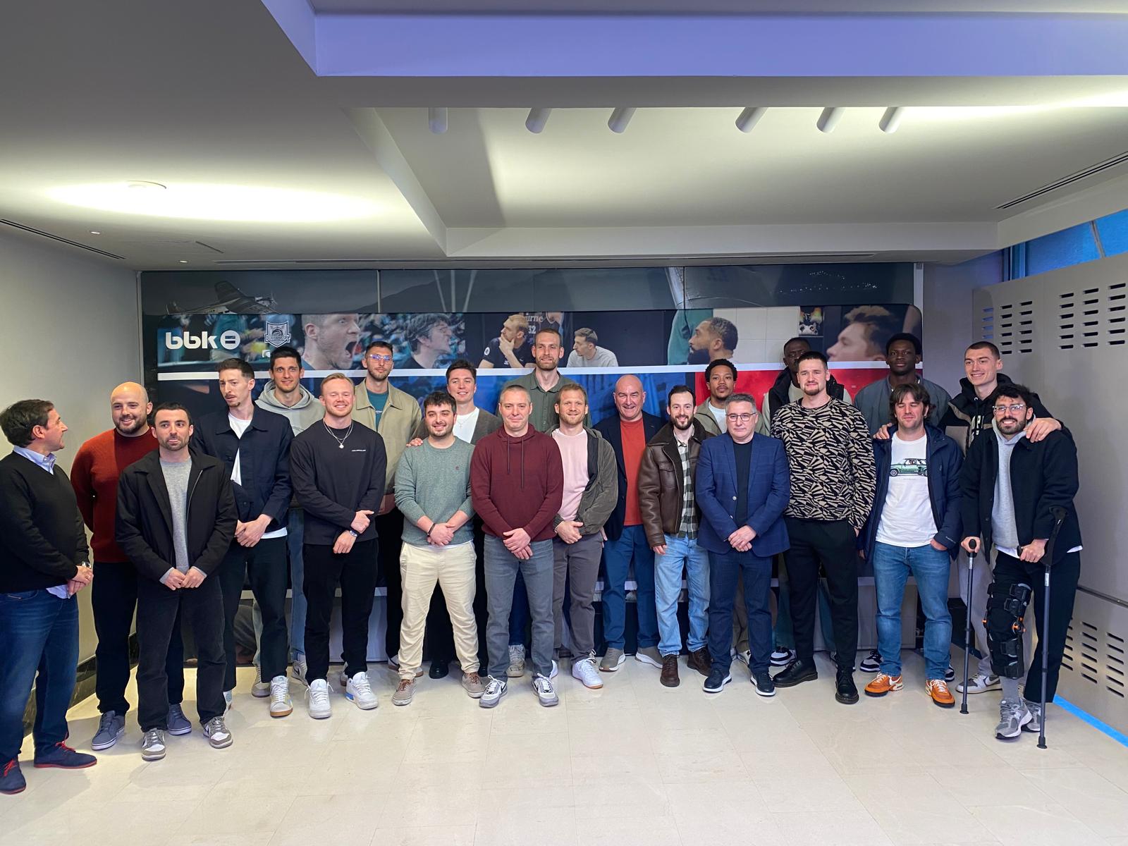 La plantilla y cuerpo técnico del club posa en el preestreno del documental Insider Club