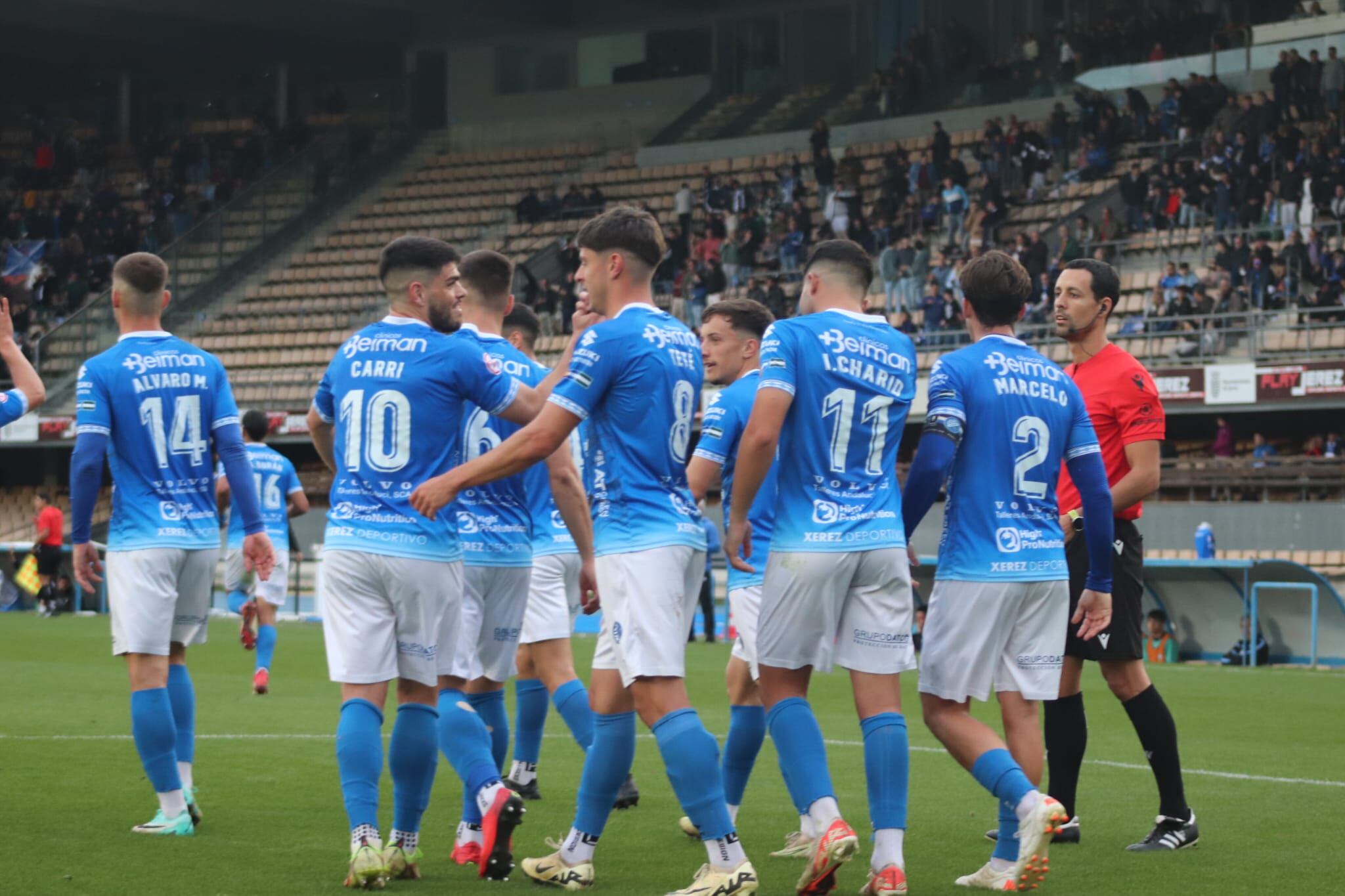 Jugadores del Xerez DFC durante el partido ante el Ciudad de Lucena