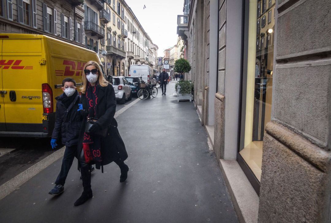 Personas con máscaras por las calles de Milán.