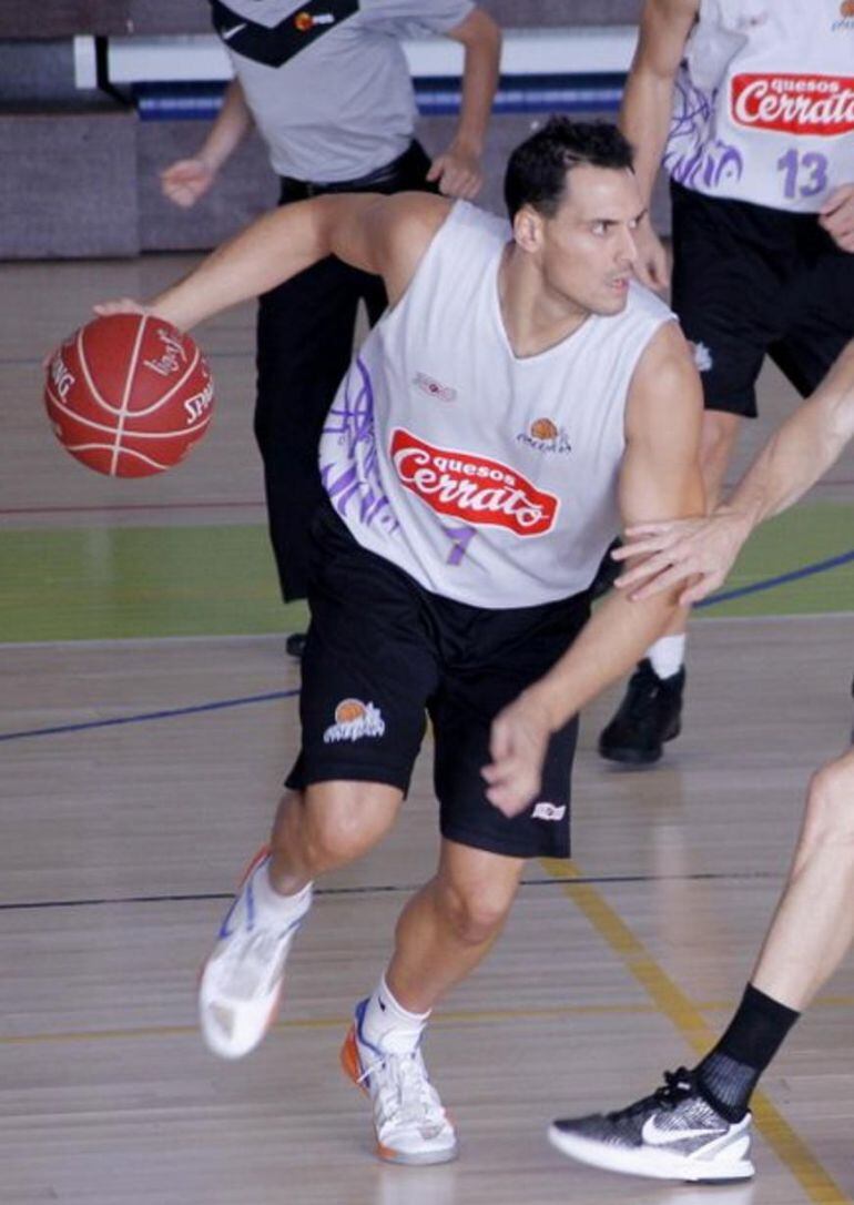 Miki Feliu durante un entrenamiento de la temporada 2013/14 con el Palencia