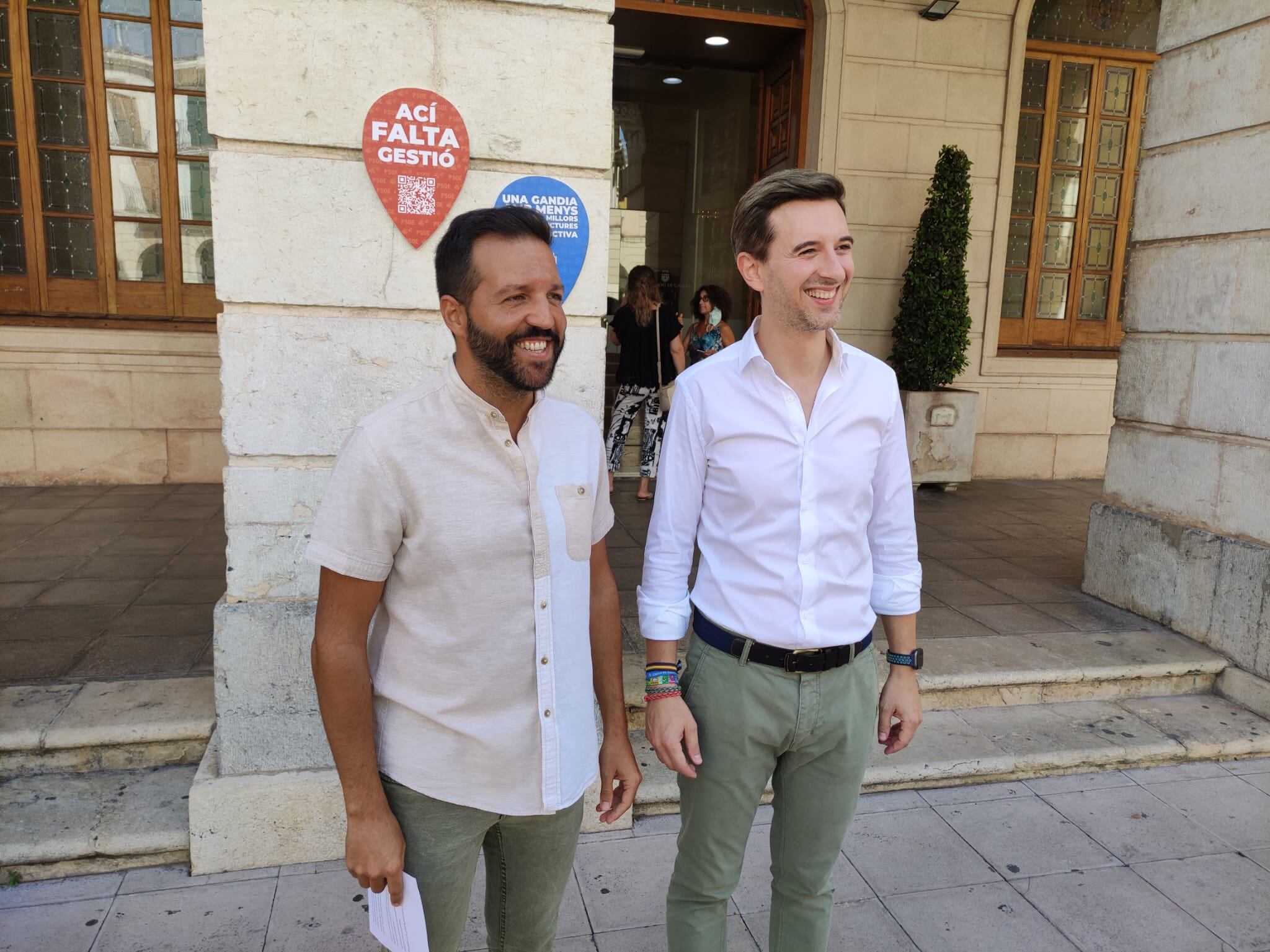 Vicent Gregori y Víctor Soler del PP de Gandia junto a las señales que instalarán por la ciudad.