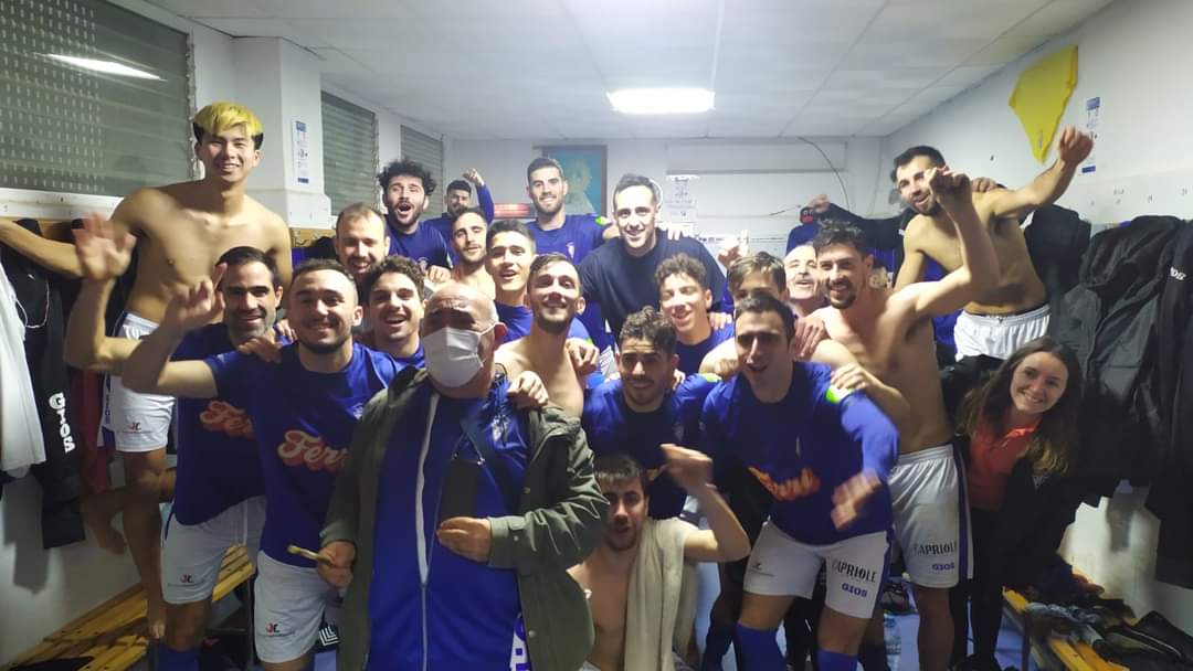 El Villena CF celebra la victoria en el vestuario