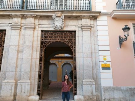 La historiadora Carme Bernat, frente al Palacio del Marqués de Campo.