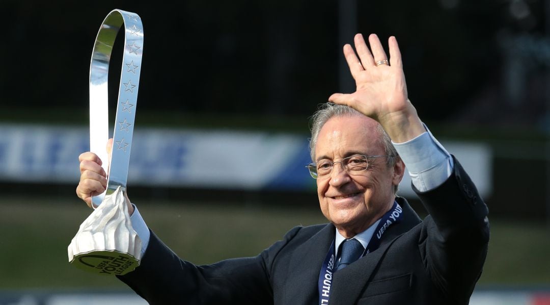 Florentino Pérez posa con la Youth League que ganó el Juvenil del Real Madrid la pasada temporada