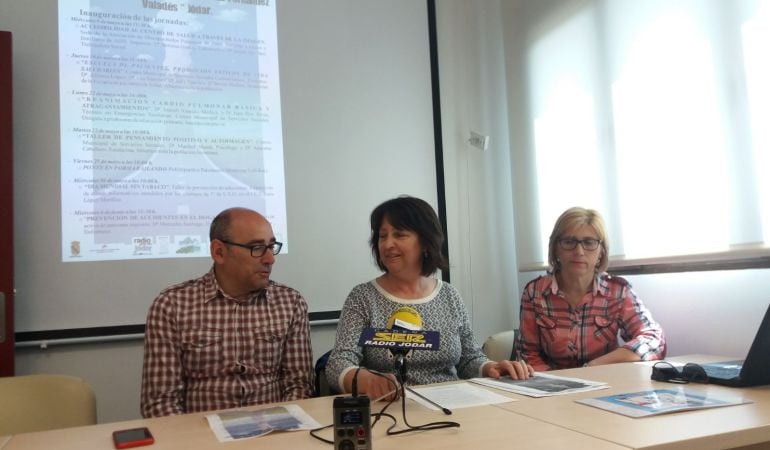 Momento de la intervención de la Asistenta Social del Centro de Salud, Josefina Sánchez, en la presentación, acompañada por el concejal, JUan Caballero y una directiva de ADIJ