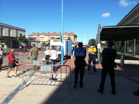 Agentes de Policía y voluntarios de Protección Civil controlan los accesos