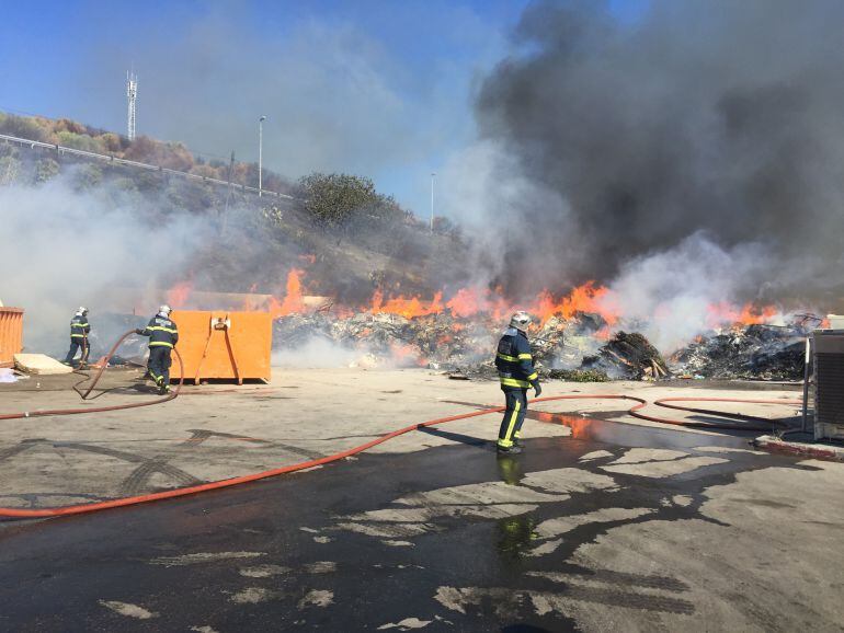 Bomberos trabajan para extinguir el fuego.