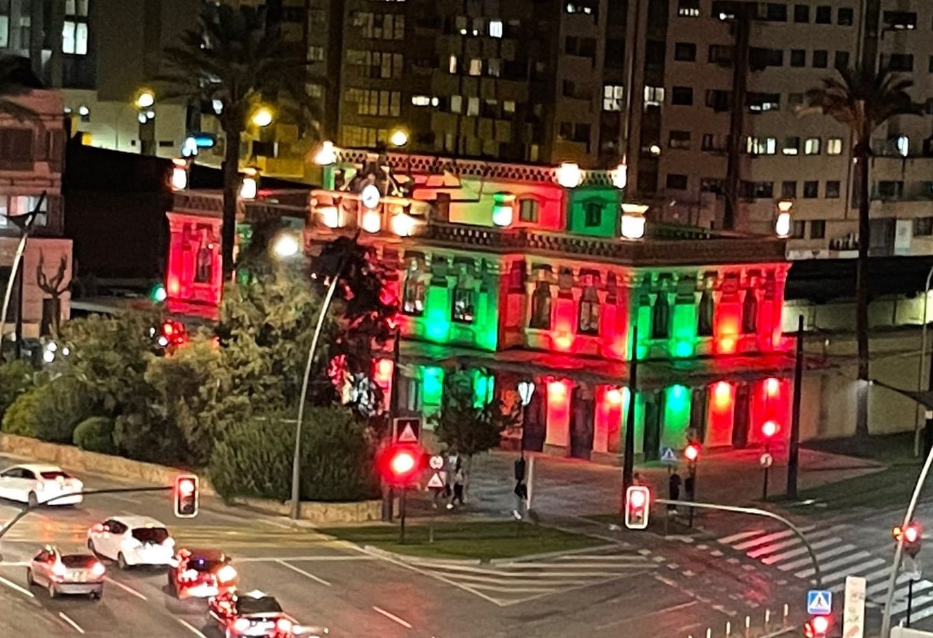 El edificio de Emuasa alumbrado con la decoración navideña