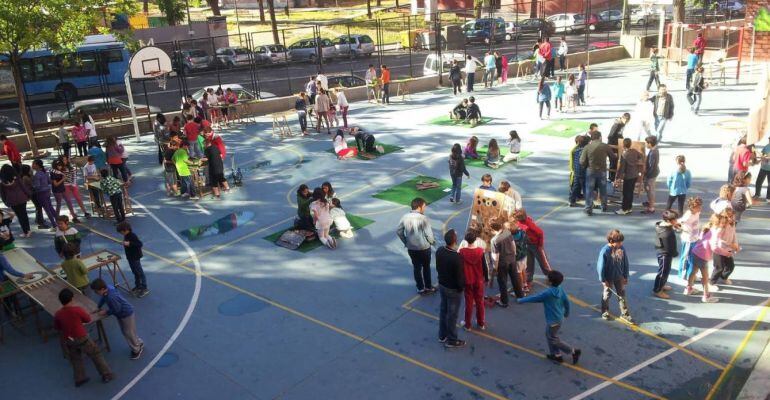 Un grupo de niños en el patio de un colegio.