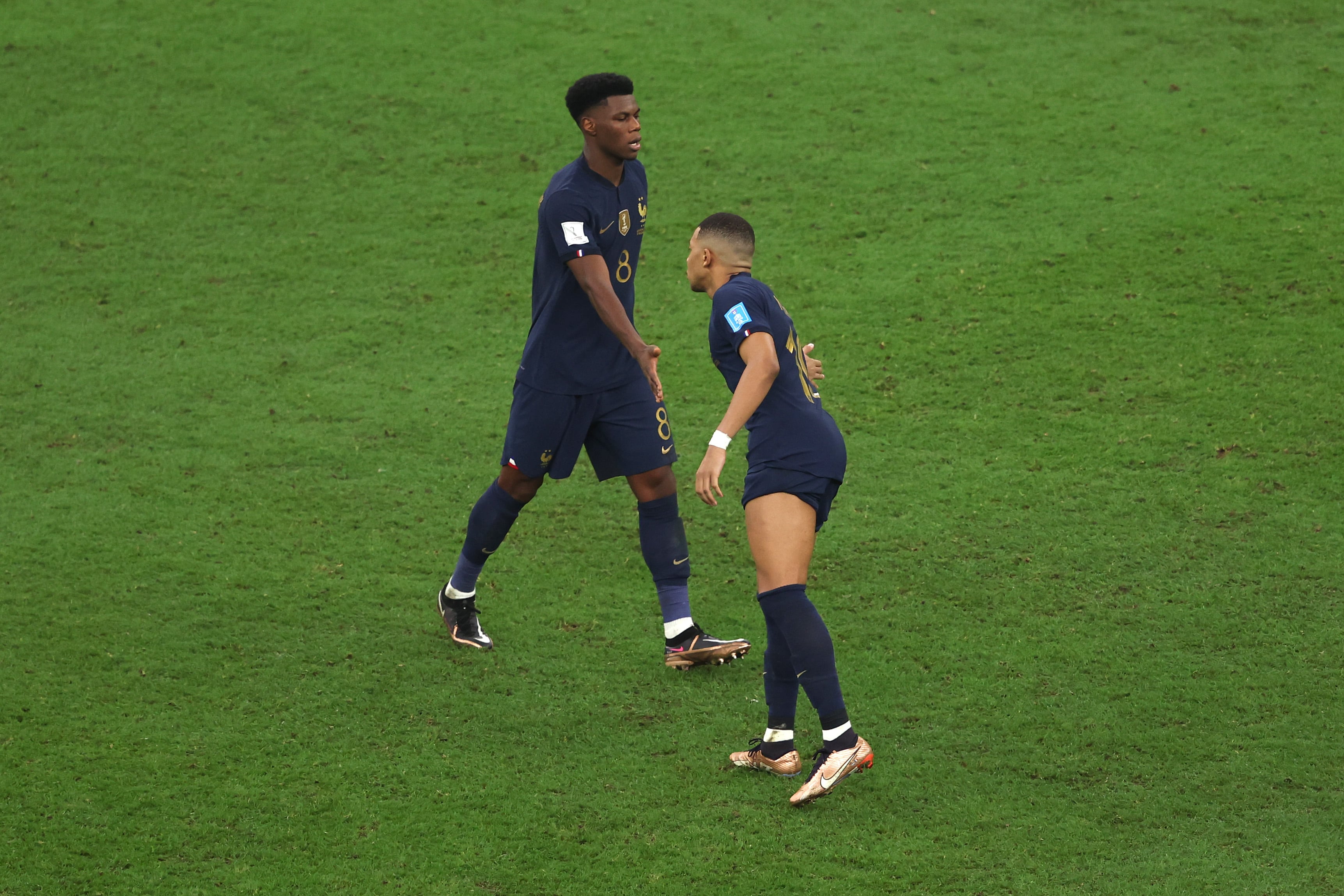 Mbappé y Tchouaméni se saludan, en 2022.