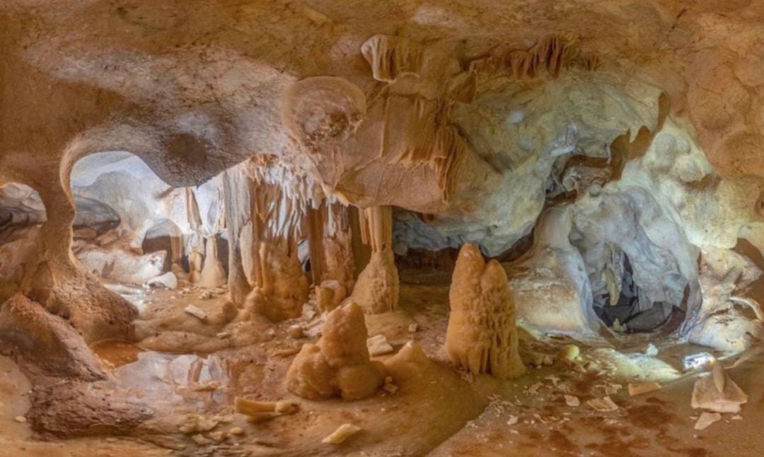 Interior de la cueva de la Maravilla Blanca de la Araña 