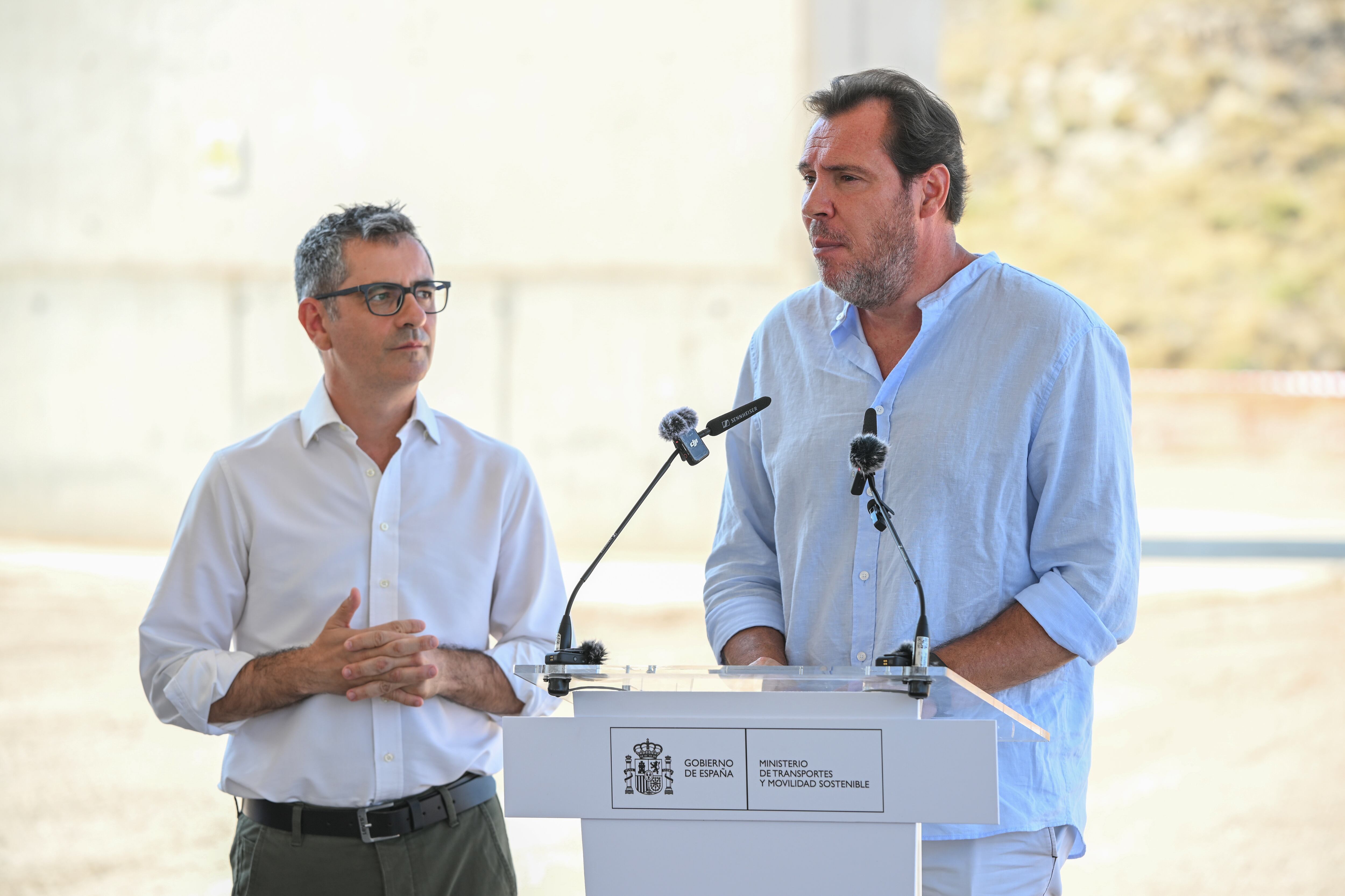 El ministro de Transportes y Movilidad Sostenible, Óscar Puente, junto al ministro de la Presidencia, Félix Bolaños, este miércoles en Sorbas (Almería)
