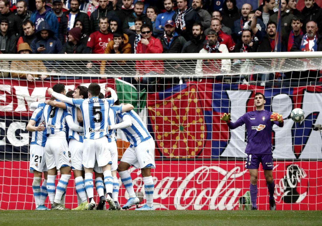 Los jugadores de la Real celebran uno de los goles en Pamplona