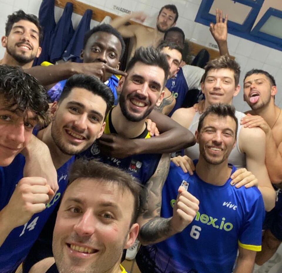 La plantilla celebra el triunfo