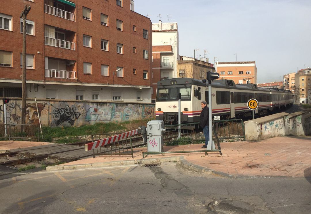 El tren convencional a su paso por la capital conquense, en una imagen de archivo