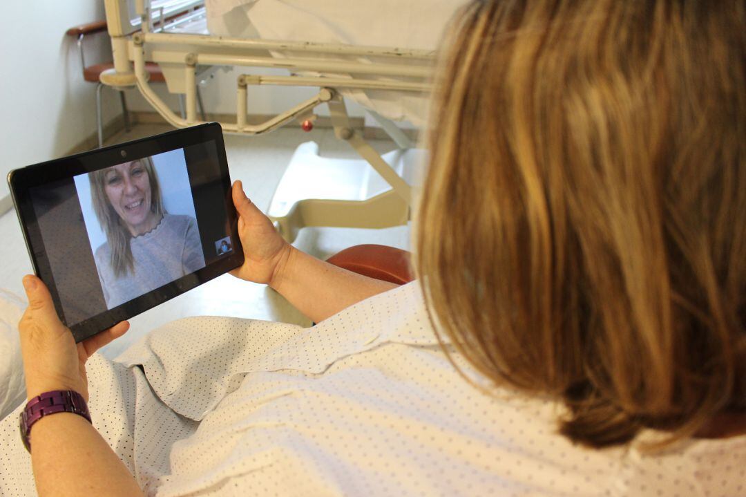 Una pacient diagnosticada de covid-19 fent una videotrucada 