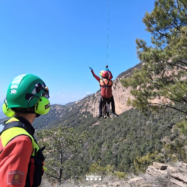 Rescat dels bombers de la Generalitat al caçador andorrà ferit per un senglar a Abella de la Conca
