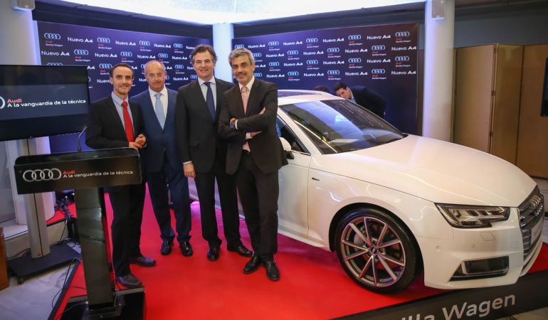 De derecha a izquierda, Raúl Domingo, responsable de ventas de Audi España; Luis de los Reyes, director gerente de Sevilla Wagen Audi; José Antonio Sollo, jefe de ventas de Sevilla Wagen Audi; y Sergio Mendiriz, área manager de Audi.