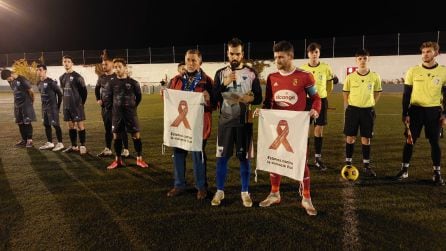 Momento en el que Cubi, capitán del Canena, lee el manifiesto, acompañado de Tufos, capitán del Jódar, y un directivo del Canena