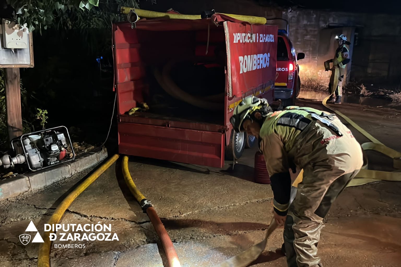 Los bomberos de la DPZ achican el agua tras la tormenta del sábado