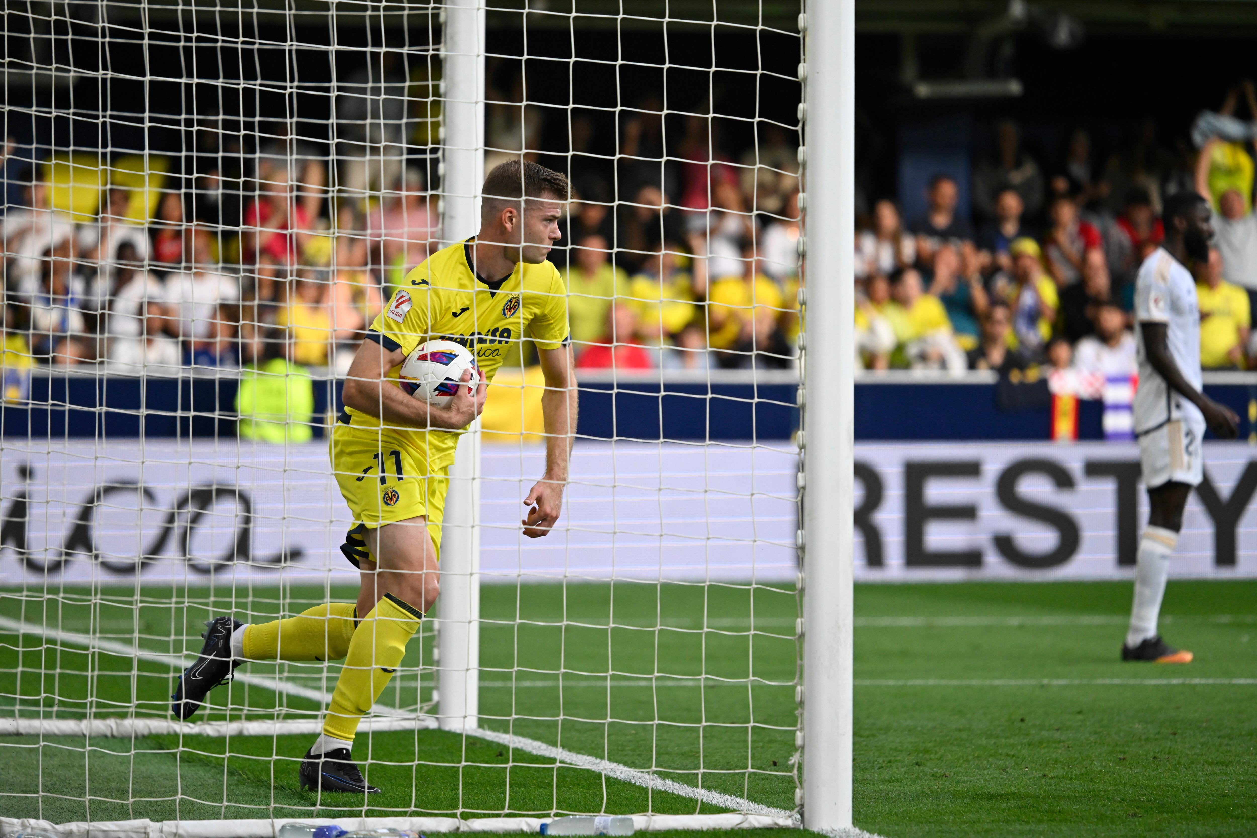 VILLARREAL, 19/05/2024.- El delantero noruego del Villarreal Alexander Sorloth (i) celebra tras anotar durante el encuentro correspondiente a la jornada 37 de Primera División que Villarreal y Real Madrid disputan hoy domingo en el estadio de La Cerámica, en la localidad castellonense. EFE / Andreu Esteban.
