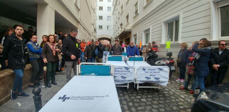 Salida de la manifestación de trabajadores de Pascual en Cádiz con camas vacías