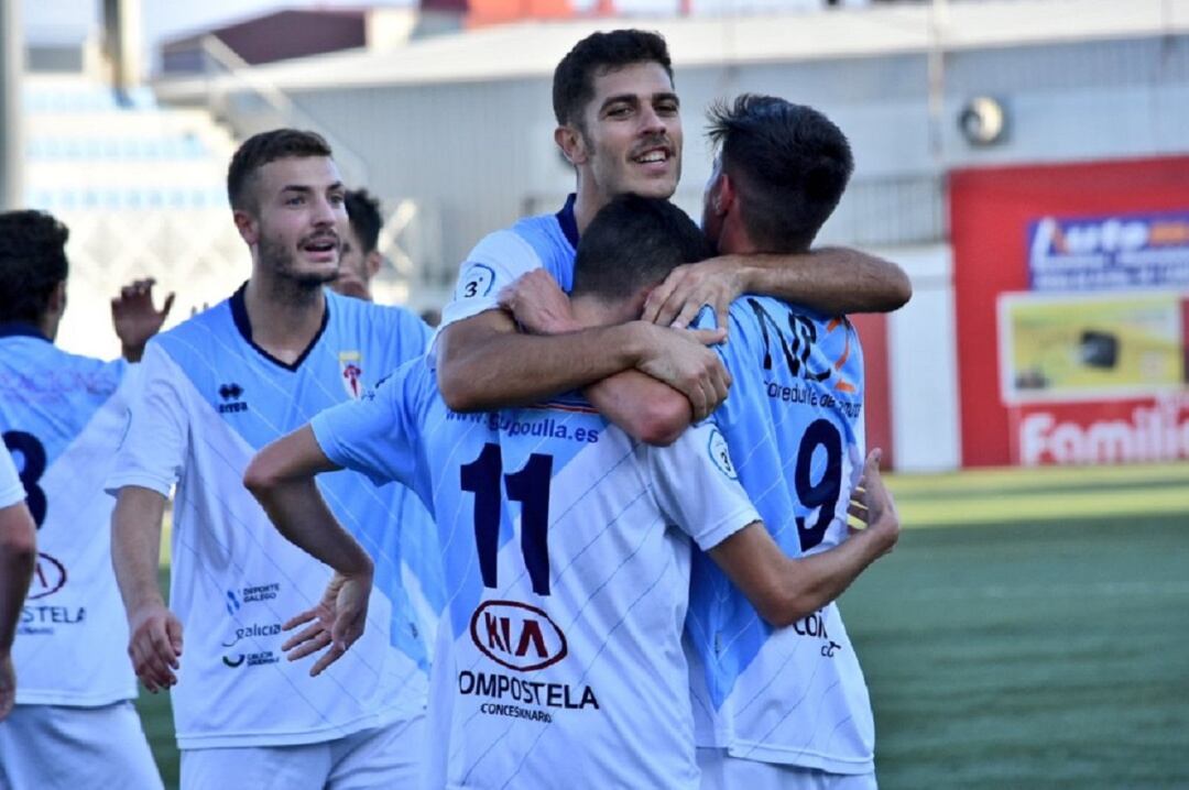 Los jugadores del Compos celebran un gol de Aythami en San Lázaro