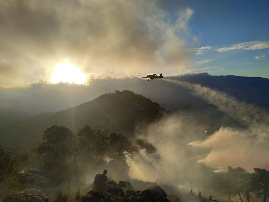 Un avión del INFOCA sobrevuela la zona del incendio del paraje Cruz de Víznar, en el parque natural Sierra de Huétor (Granada)