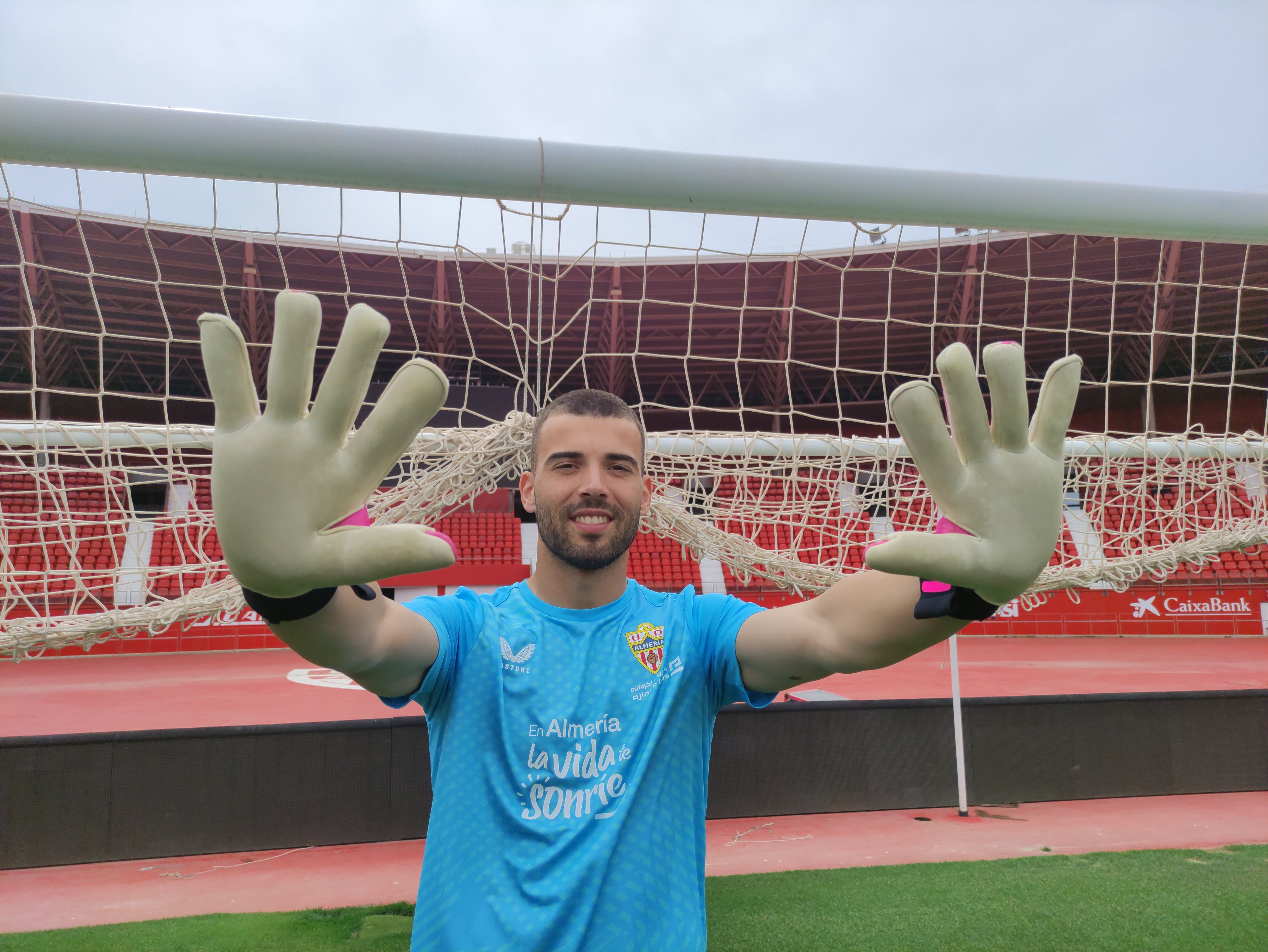 Maximiano con la Cadena SER en la hierba del Estadio de los Juegos Mediterráneos.