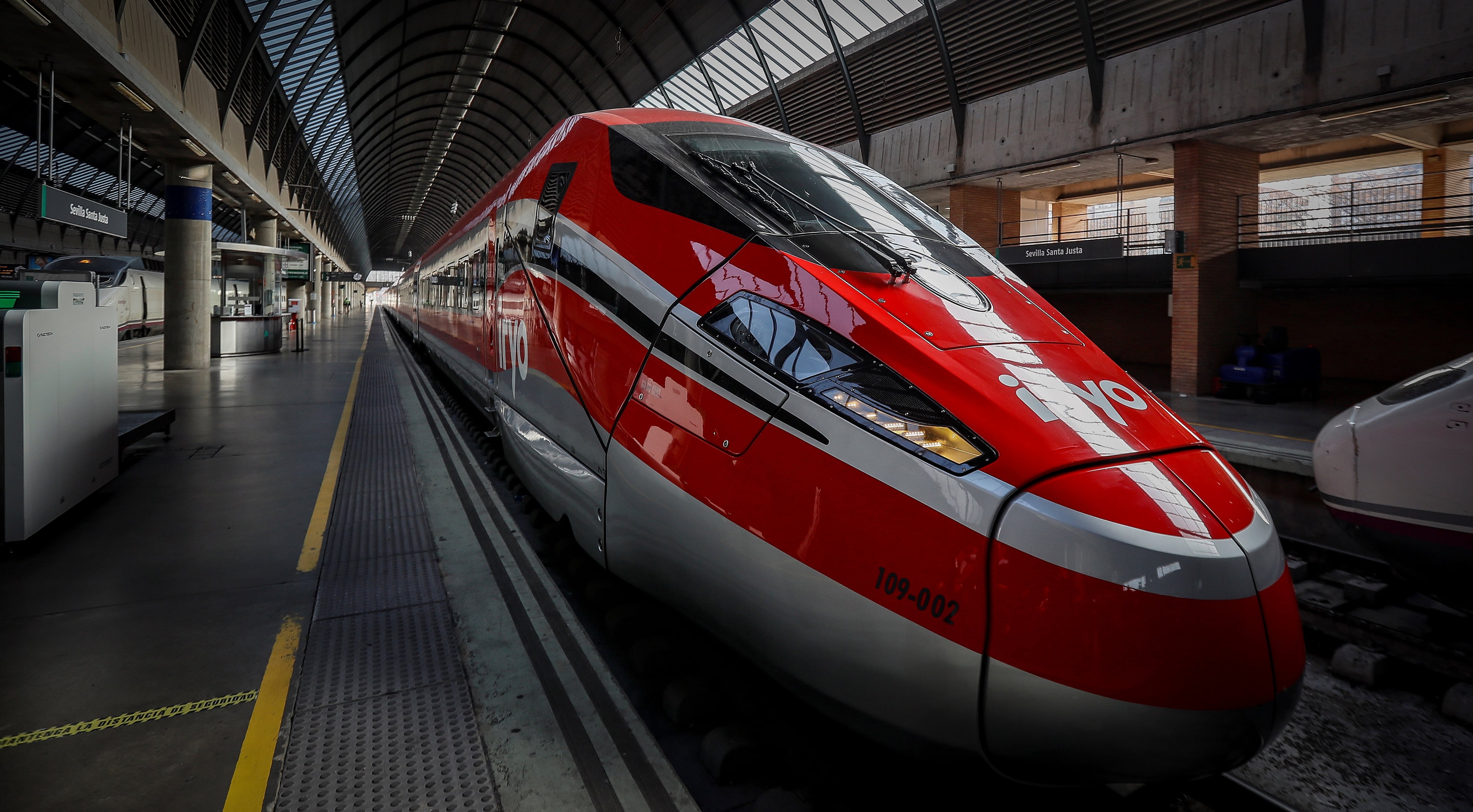 Tren de alta velocidad bautizado como &quot;Flecha roja&quot; de Iryo, en su presentación en la estación de Santa Justa.