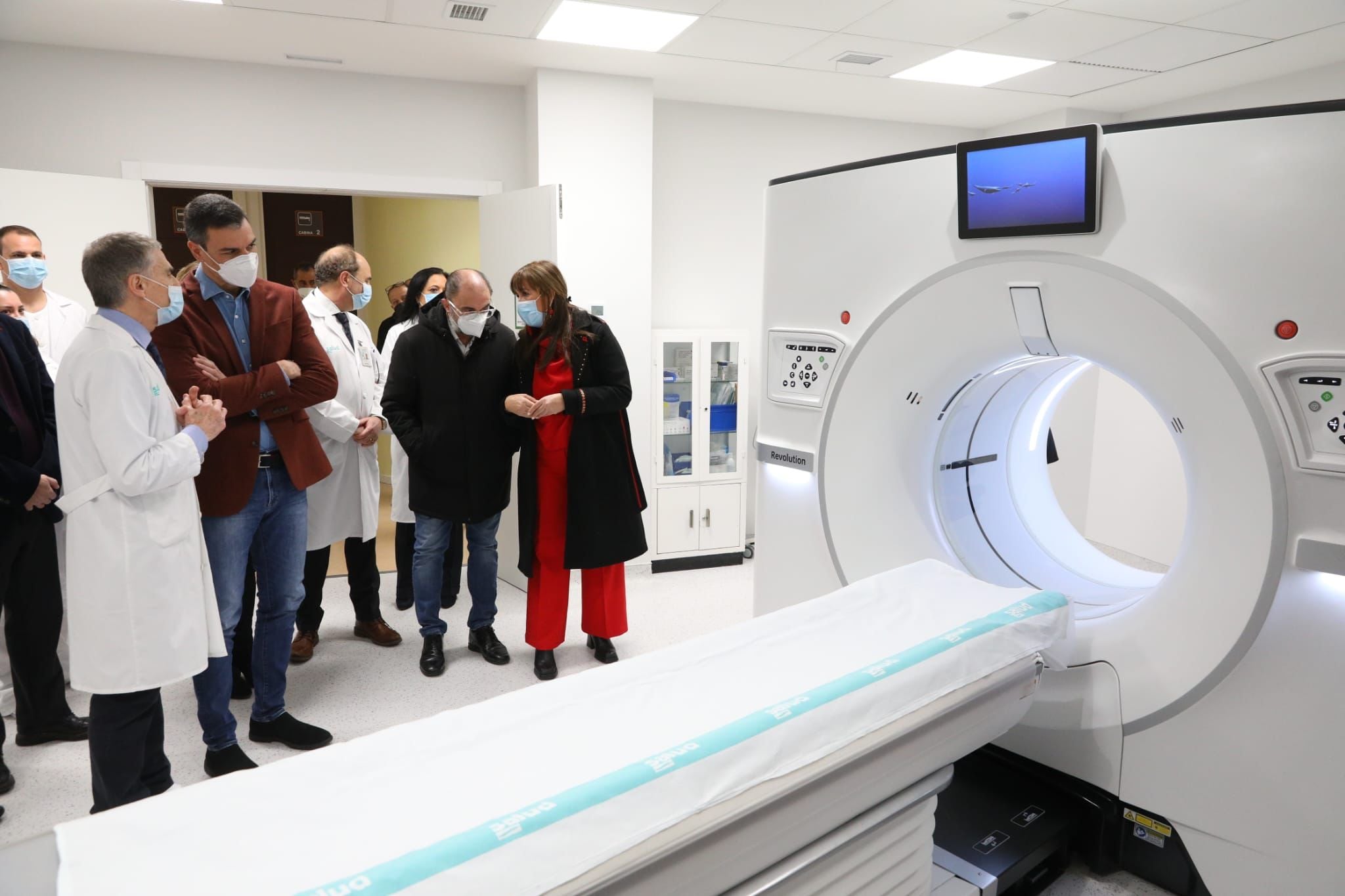 Pedro Sánchez durante la visita en la que conocía la nueva tecnología sanitaria de Aragón