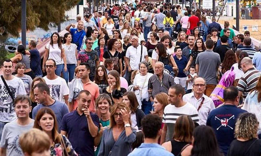 Imagen de archivo de vecinos de la Safor disfrutando de la Fira i Festes de Gandia. 