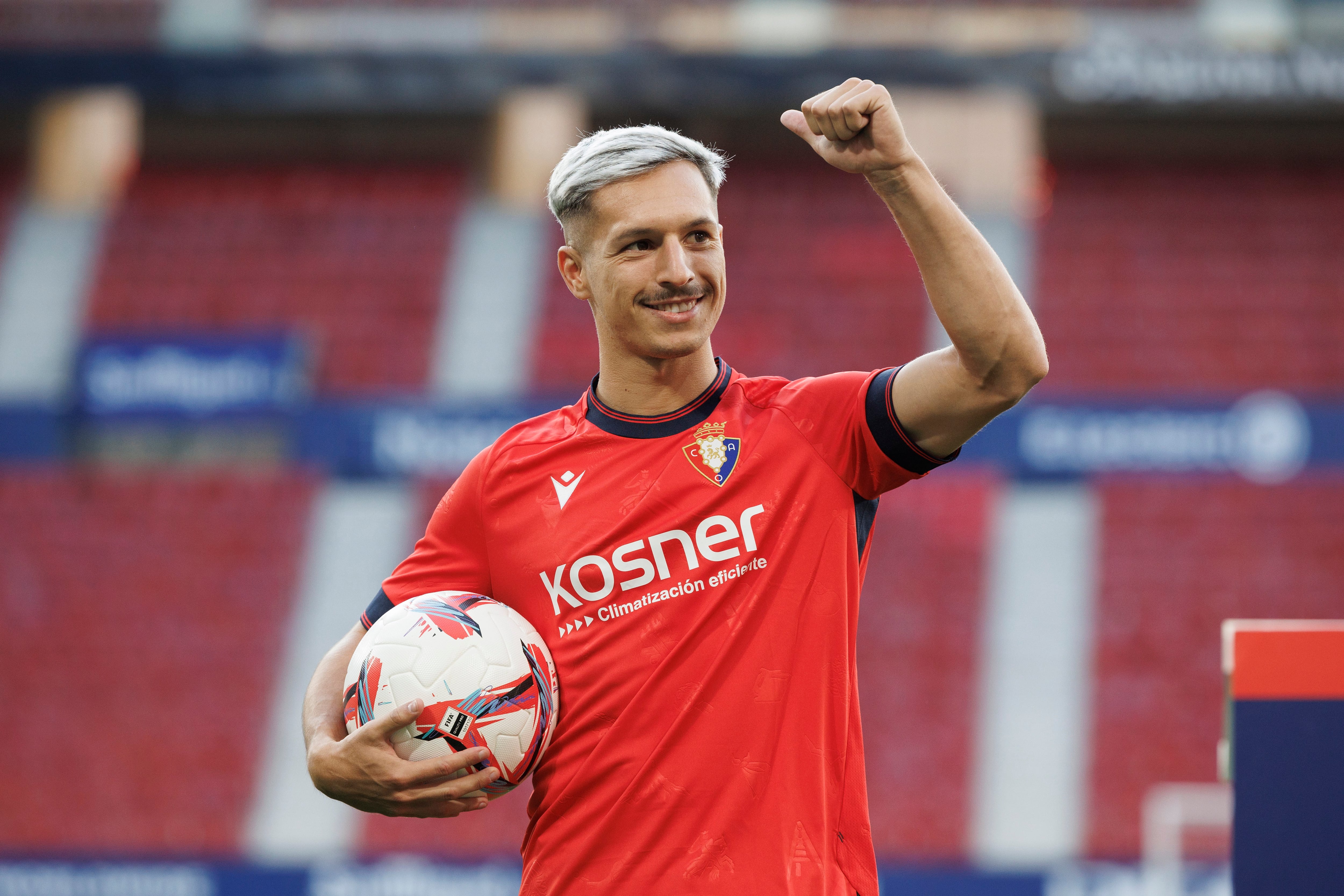 El extremo internacional Bryan Zaragoza durante la presentación oficial como nuevo jugador de Osasuna.