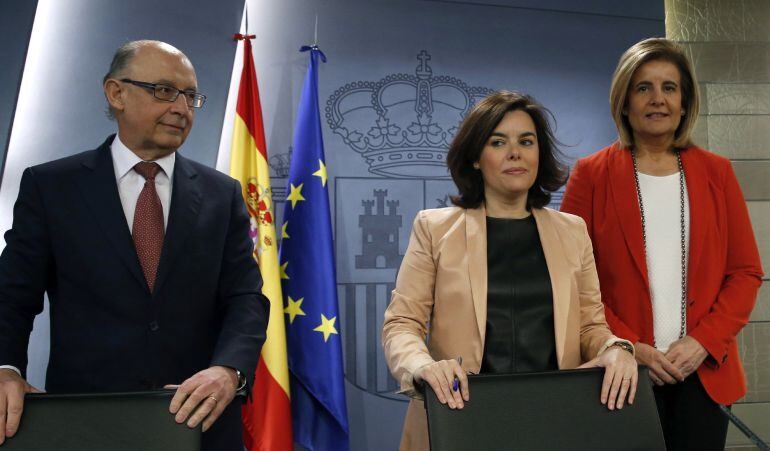 a vicepresidenta del Gobierno, Soraya Saenz de Santamaría acompañada por los ministros de Hacienda y de Empleo, Cristóbal Montoro y Fátima Báñez.